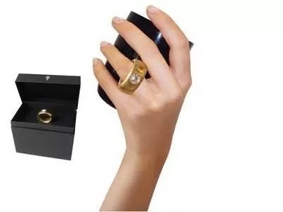 Puodelis su auksiniu žiedu (juodas)