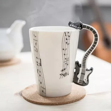 Puodelis su juodos gitaros formos rankena, 250 ml