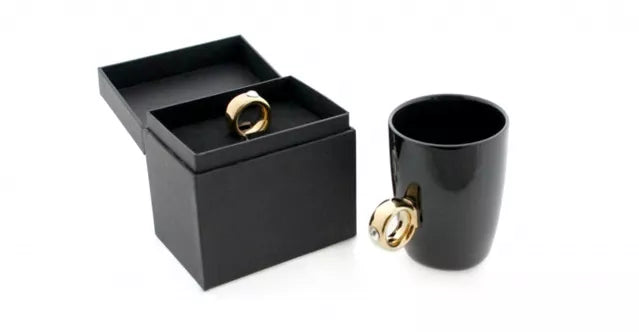 Puodelis su auksiniu žiedu (juodas)