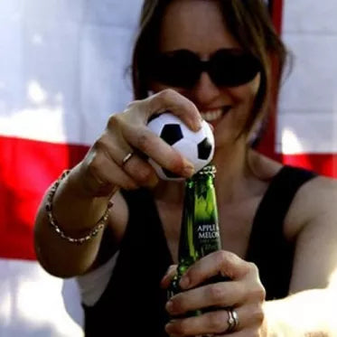 Butelio atidarytuvas su garsais iš sporto scenų "Futbolo kamuolys"