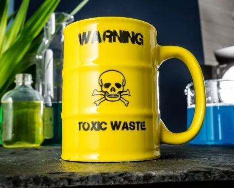 Puodelis su kaukole "Warning Toxic Waste"