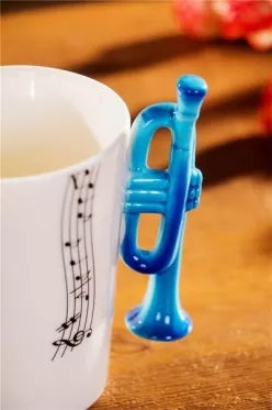 Puodelis su trimito formos rankena, 250 ml