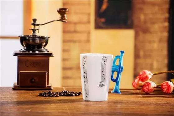 Puodelis su trimito formos rankena, 250 ml