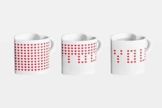 Širdelės formos spalva keičiantis puodelis "Magiškos širdelės", 330 ml