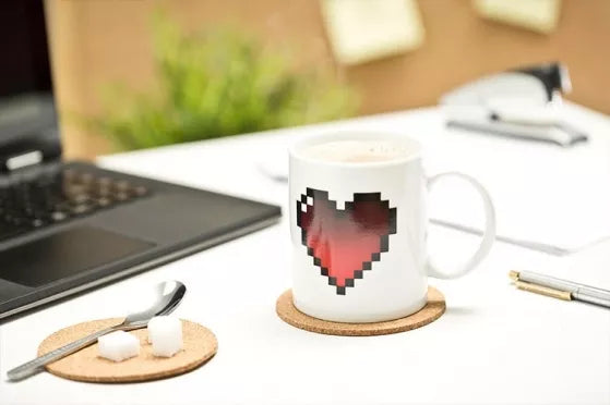 Spalva keičiantis puodelis "Pikselių širdelė", 330 ml