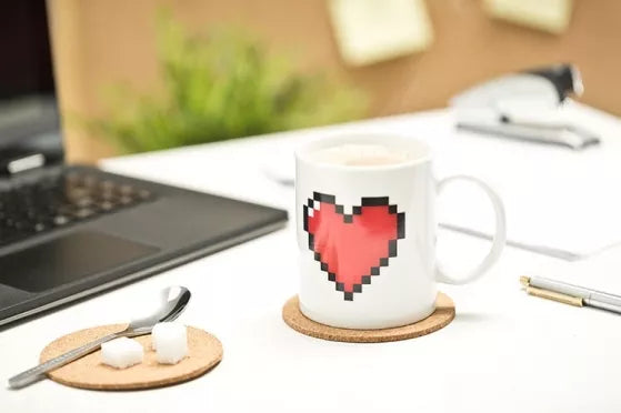 Spalva keičiantis puodelis "Pikselių širdelė", 330 ml