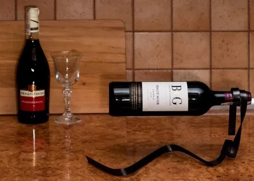 Vyno butelio laikiklis "Kaspinas" (juodas)